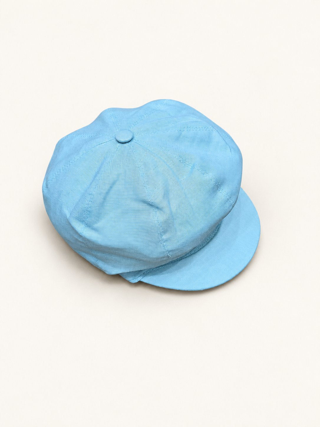 Cappello Fantino su sfondo bianco caldo naturale
