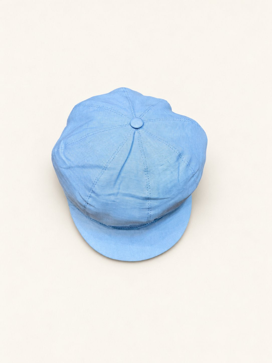 Cappello Fantino su sfondo bianco caldo naturale