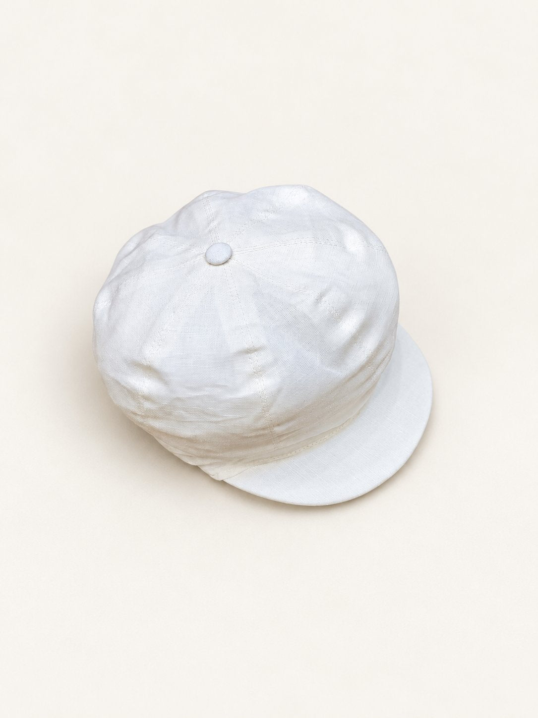 Cappello Fantino su sfondo bianco caldo naturale
