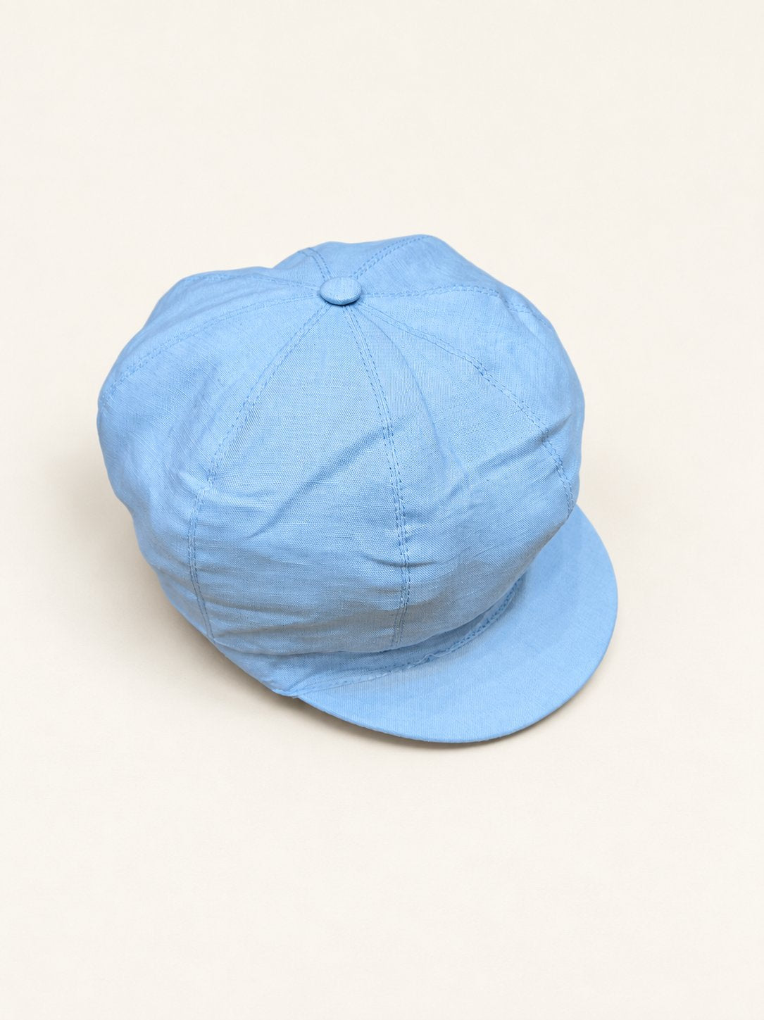 Cappello Fantino su sfondo bianco caldo naturale
