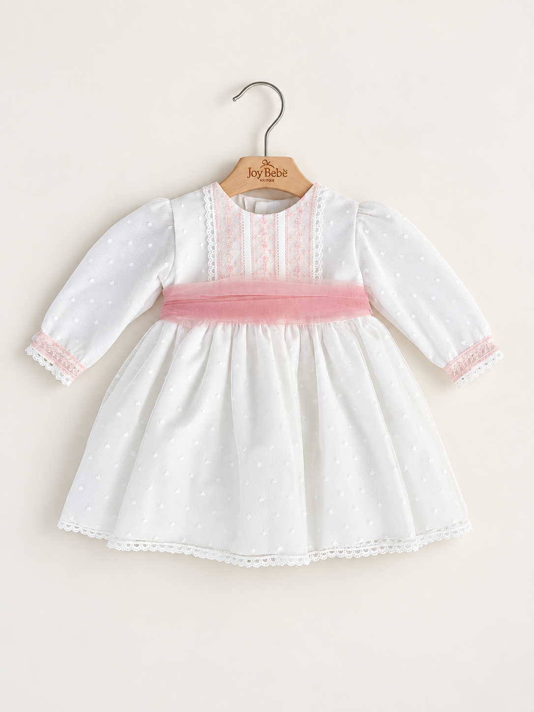 Abito Charo con fascia rosa su sfondo bianco caldo