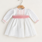 Abito Charo con fascia rosa su sfondo bianco caldo