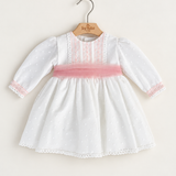 Abito Charo con fascia rosa su sfondo bianco caldo