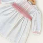 Abito Charo con fascia rosa su sfondo bianco caldo