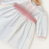 Abito Charo con fascia rosa su sfondo bianco caldo