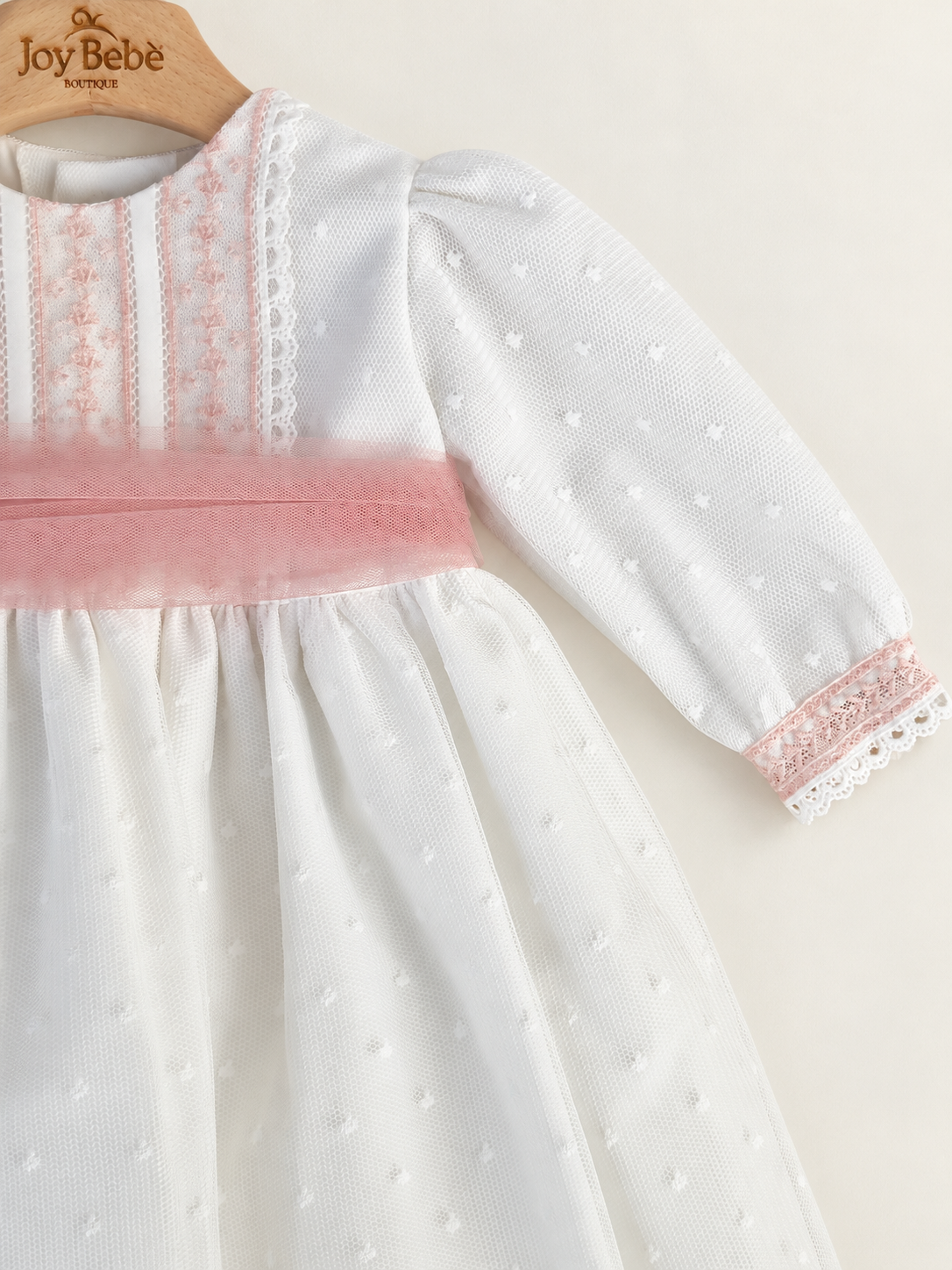 Abito Charo con fascia rosa su sfondo bianco caldo