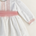 Abito Charo con fascia rosa su sfondo bianco caldo