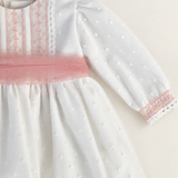 Abito Charo con fascia rosa su sfondo bianco caldo