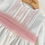 Abito Charo con fascia rosa su sfondo bianco caldo