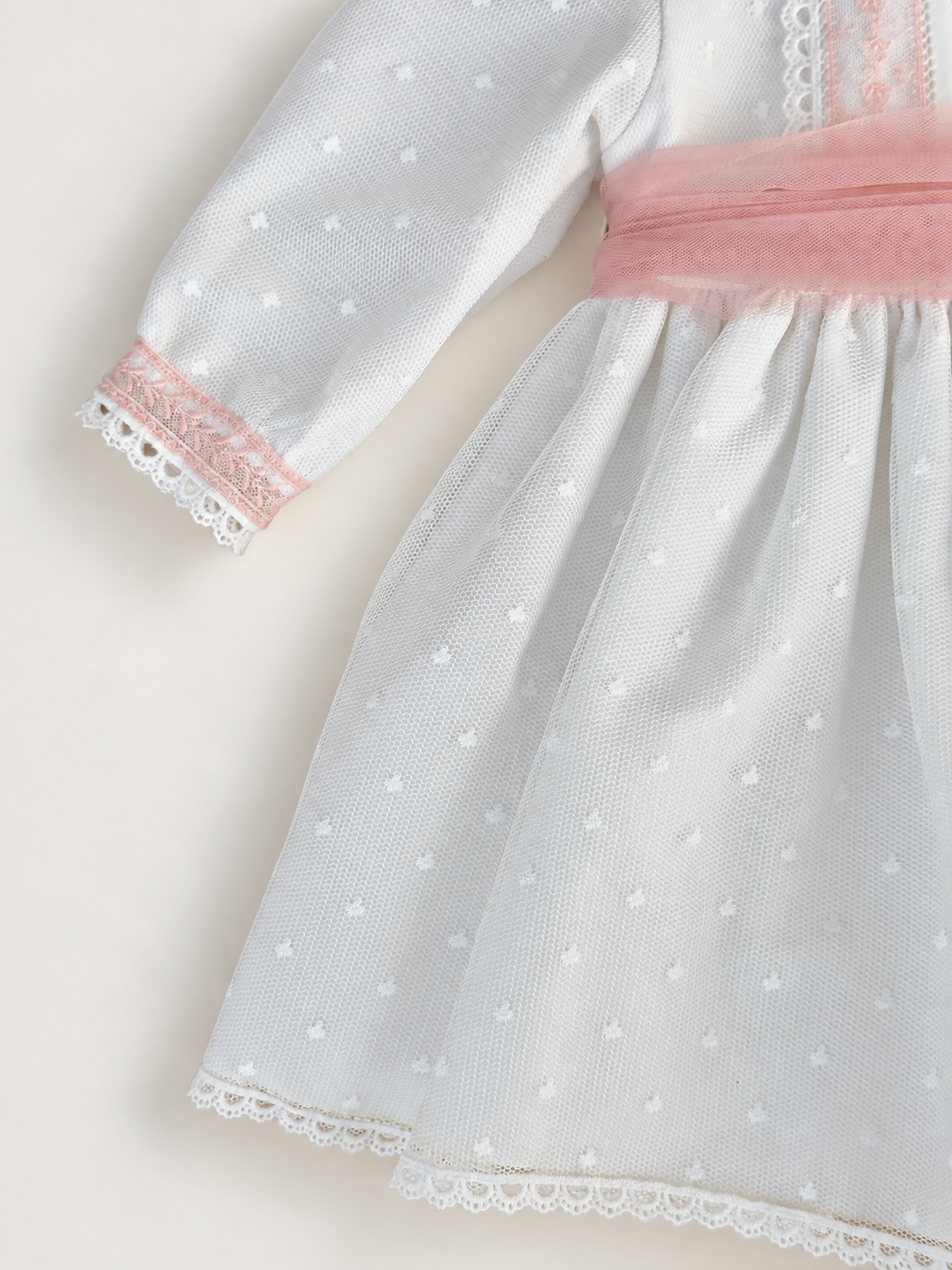 Abito Charo con fascia rosa su sfondo bianco caldo