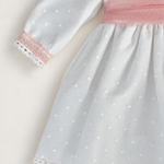 Abito Charo con fascia rosa su sfondo bianco caldo