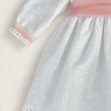 Abito Charo con fascia rosa su sfondo bianco caldo