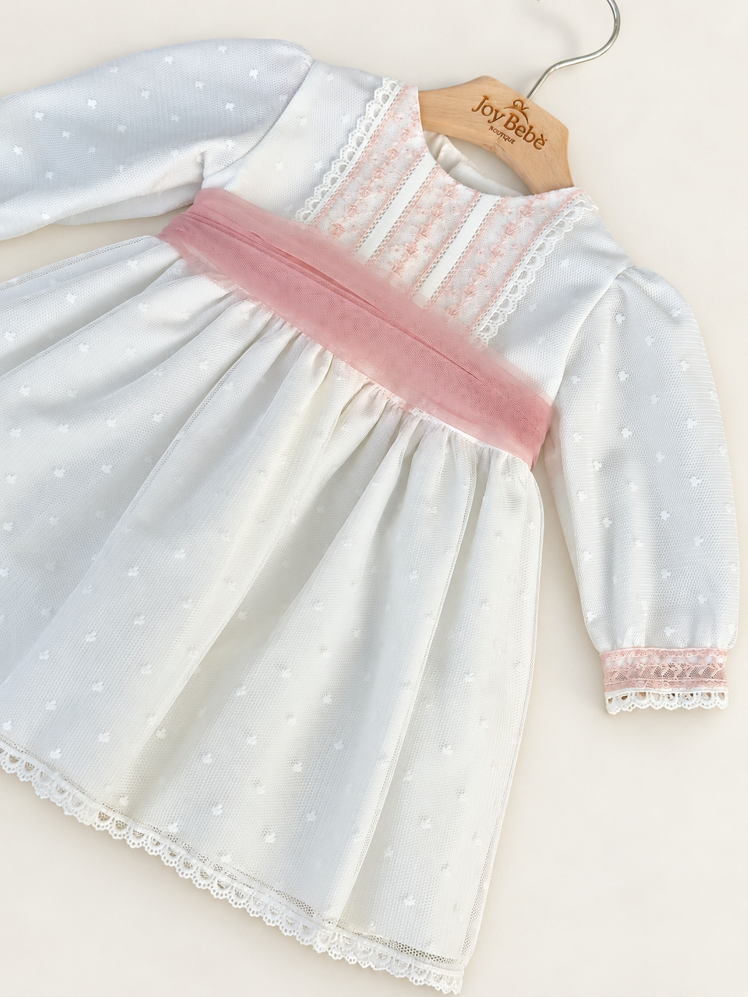 Abito Charo con fascia rosa su sfondo bianco caldo