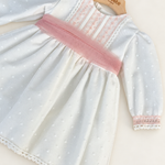 Abito Charo con fascia rosa su sfondo bianco caldo