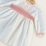 Abito Charo con fascia rosa su sfondo bianco caldo