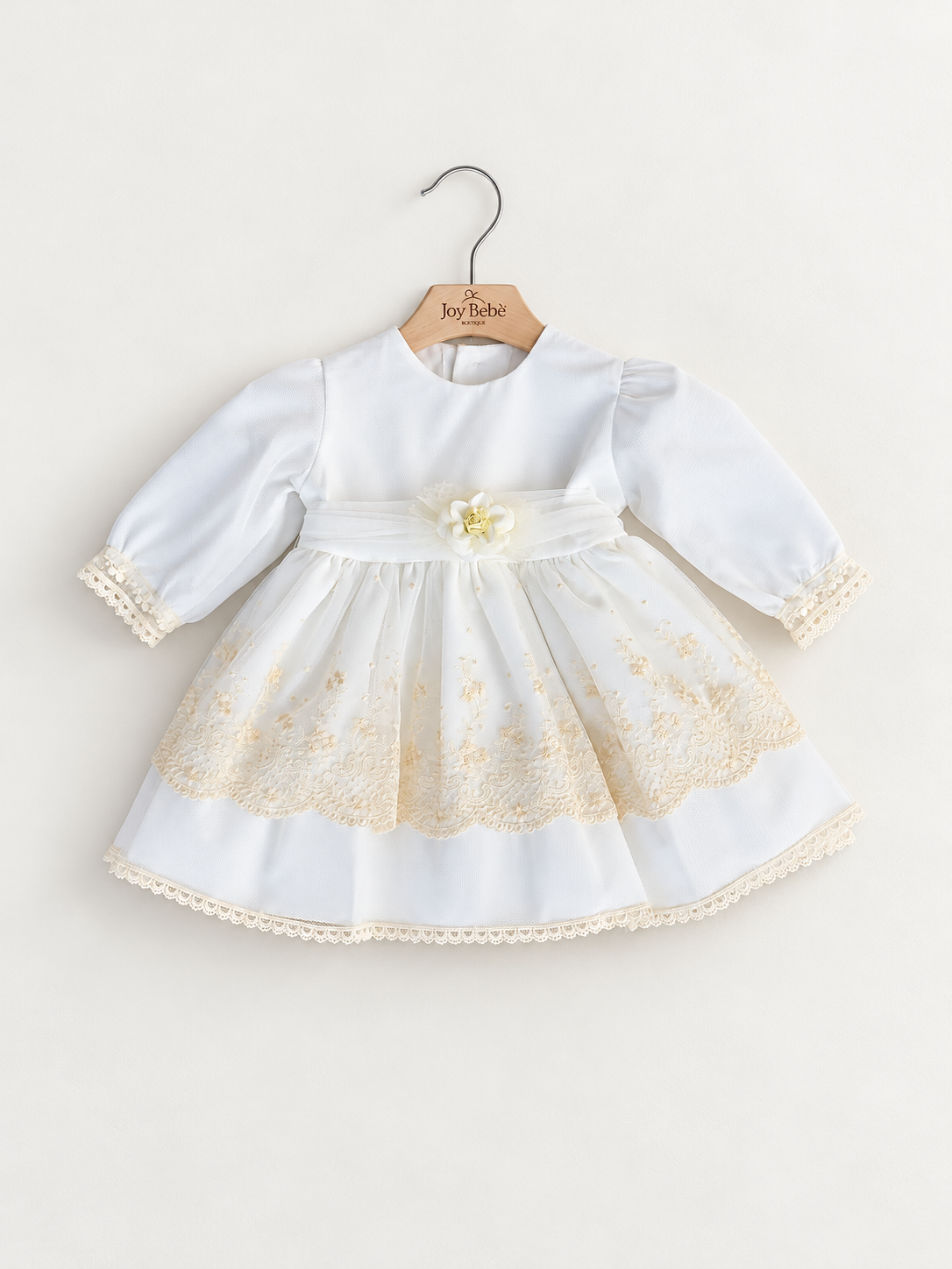 Abito Charo con ricami crema e fiore beige su sfondo bianco caldo