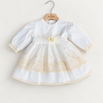 Abito Charo con ricami crema e fiore beige su sfondo bianco caldo