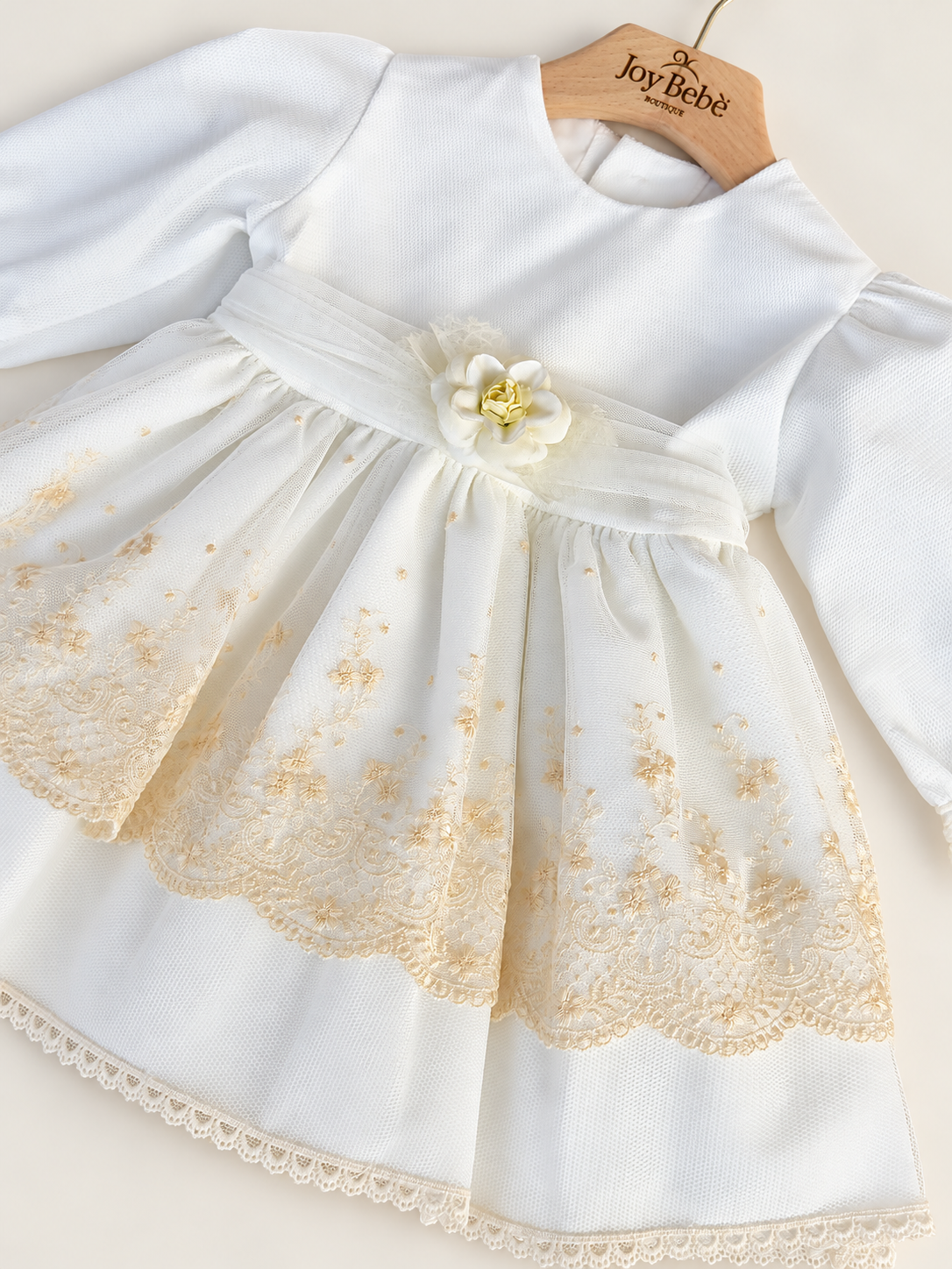 Abito Charo con ricami crema e fiore beige su sfondo bianco caldo