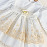 Abito Charo con ricami crema e fiore beige su sfondo bianco caldo