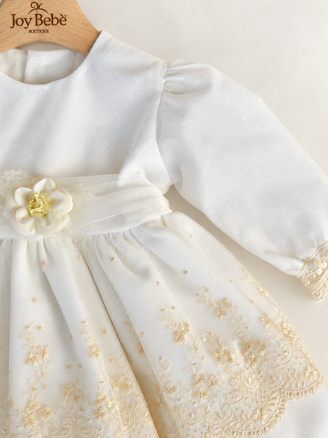 Abito Charo con ricami crema e fiore beige su sfondo bianco caldo