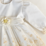 Abito Charo con ricami crema e fiore beige su sfondo bianco caldo