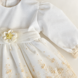 Abito Charo con ricami crema e fiore beige su sfondo bianco caldo