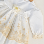Abito Charo con ricami crema e fiore beige su sfondo bianco caldo