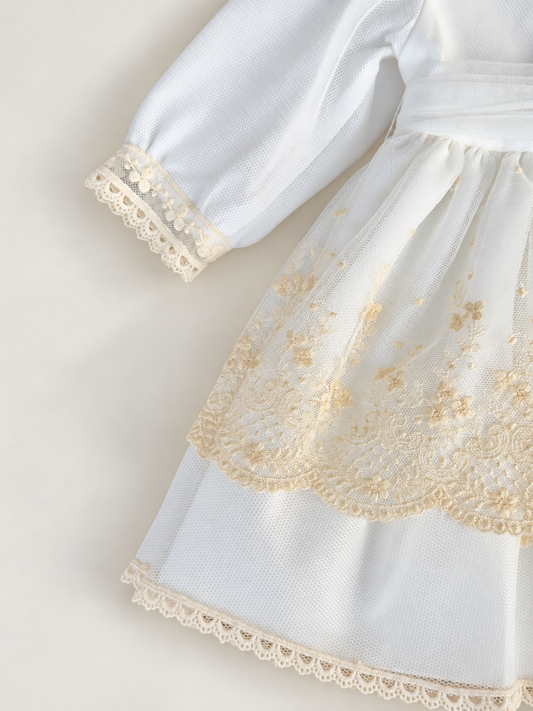 Abito Charo con ricami crema e fiore beige su sfondo bianco caldo