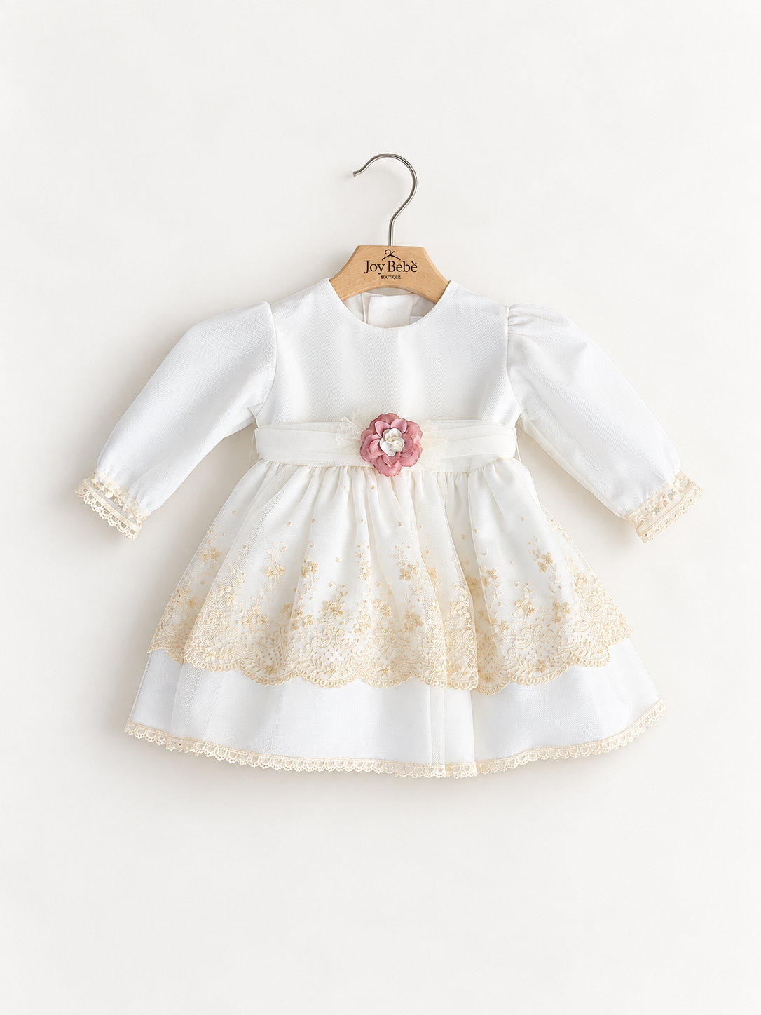 Abito Charo con ricami crema e fiore rosa su sfondo bianco caldo