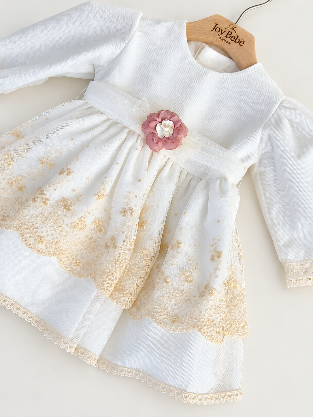 Abito Charo con ricami crema e fiore rosa su sfondo bianco caldo