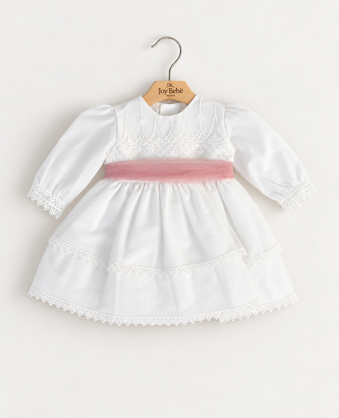 Abito Charo con fascia rosa su sfondo bianco caldo