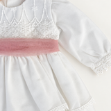 Abito Charo con fascia rosa su sfondo bianco caldo