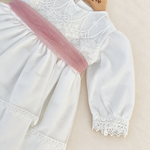 Abito Charo con fascia rosa su sfondo bianco caldo