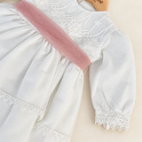 Abito Charo con fascia rosa su sfondo bianco caldo