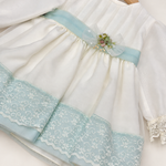 Abito Charo bianco con bordo verde acqua su sfondo bianco caldo