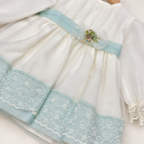 Abito Charo bianco con bordo verde acqua su sfondo bianco caldo