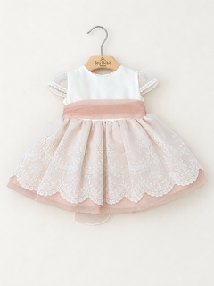 Abito Charo rosa con pizzo su sfondo bianco caldo