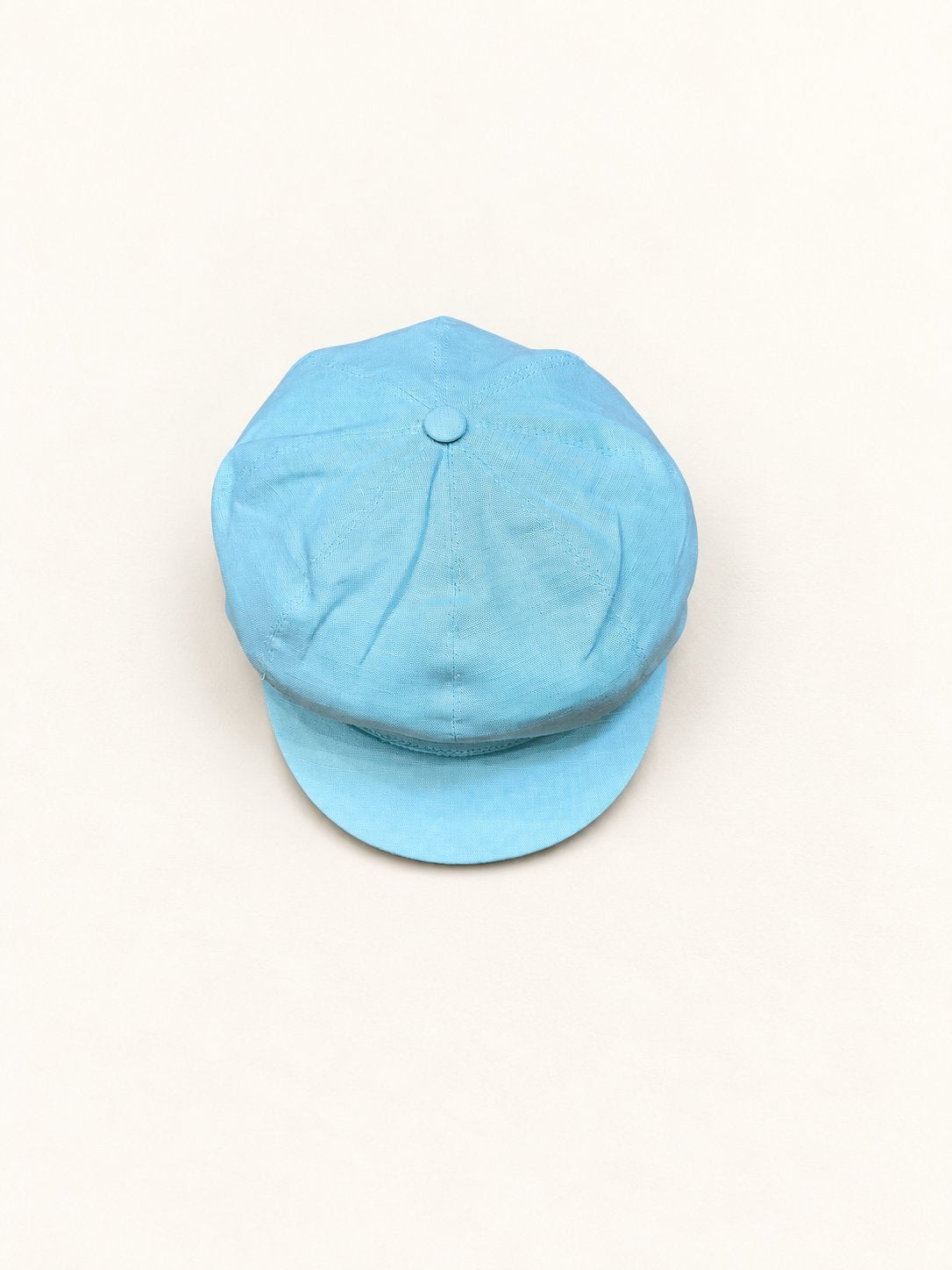 Cappello Fantino su sfondo bianco caldo naturale