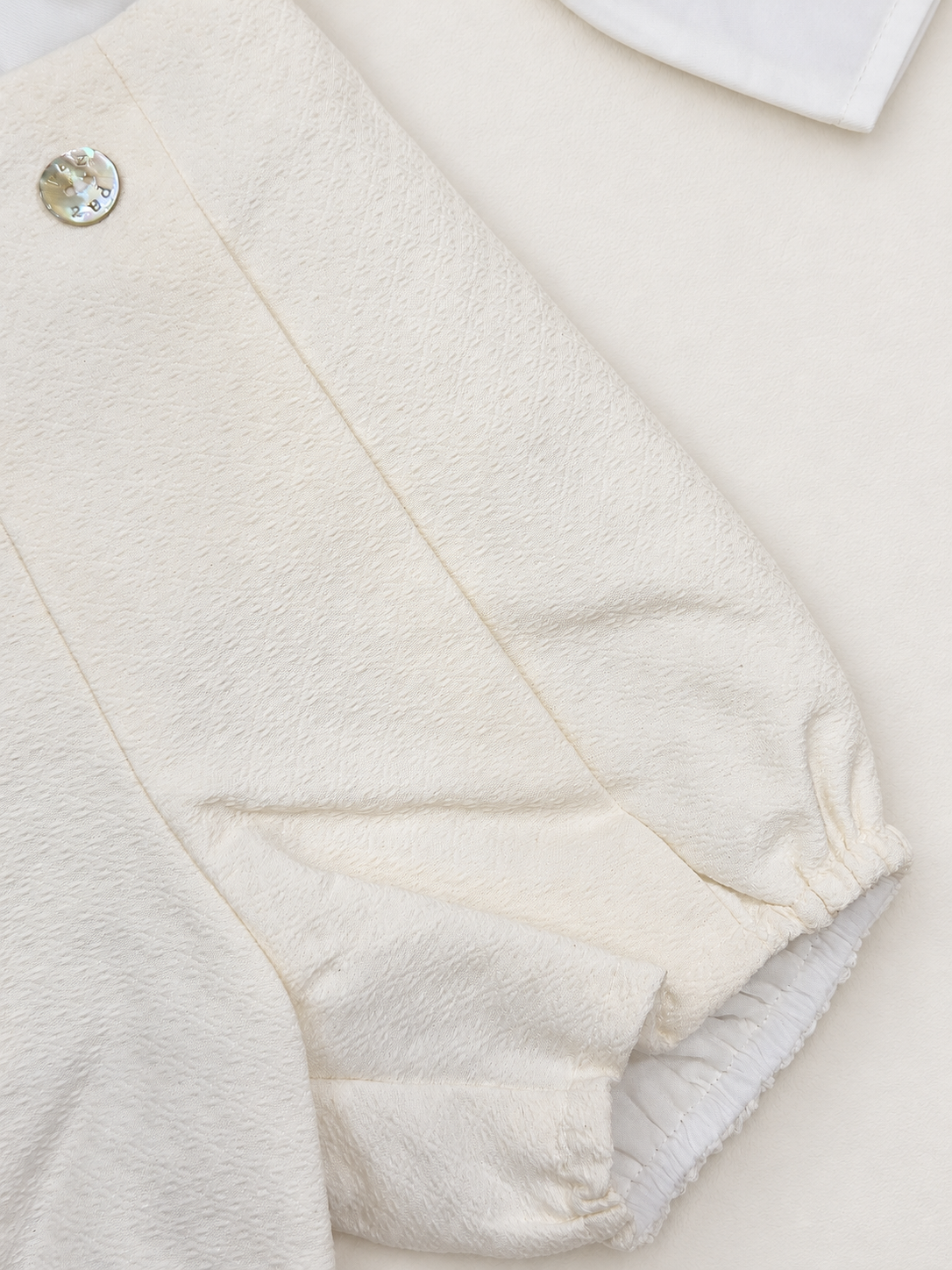 Completo su sfondo bianco caldo naturale