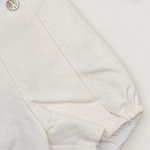 Completo su sfondo bianco caldo naturale