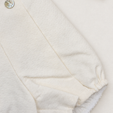 Completo su sfondo bianco caldo naturale