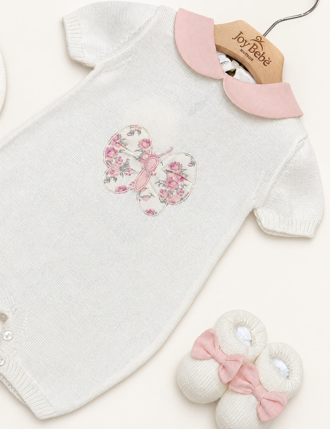 Coordinato Baby Lord su sfondo bianco caldo naturale