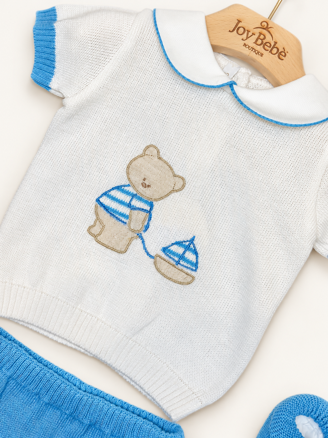 Coordinato Baby Lord su sfondo bianco caldo naturale