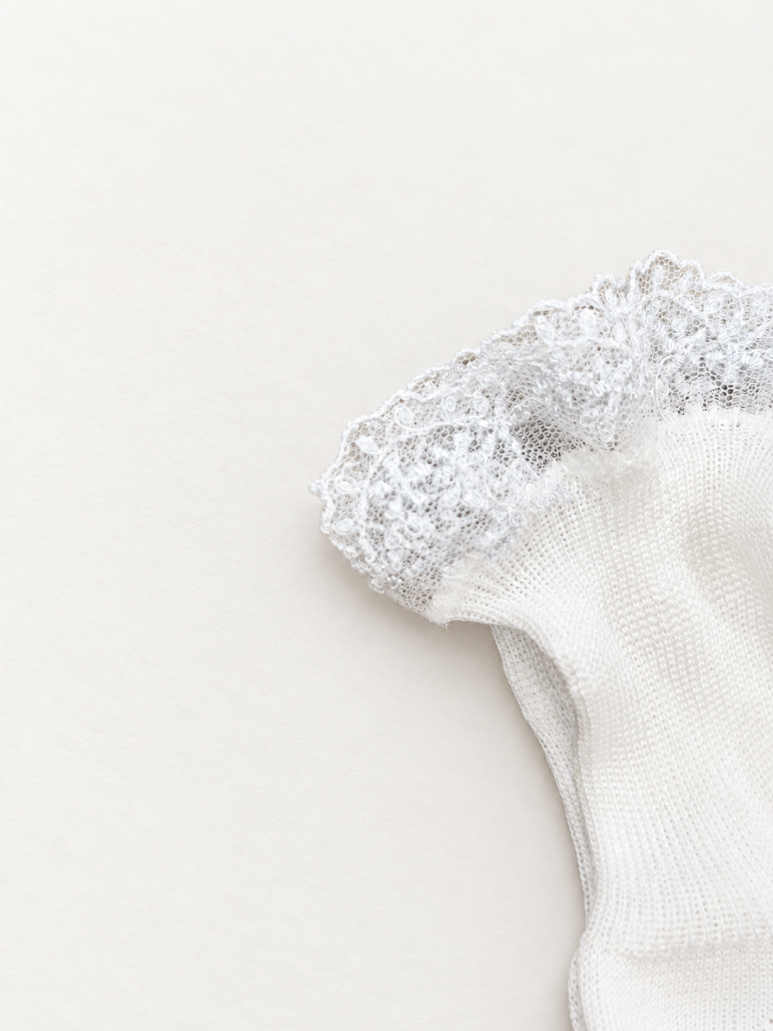 Calzini Story Loris con pizzo su sfondo bianco caldo