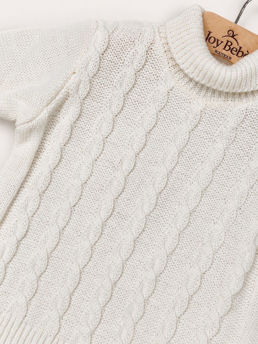 Maglione Ambaraba' su sfondo bianco caldo