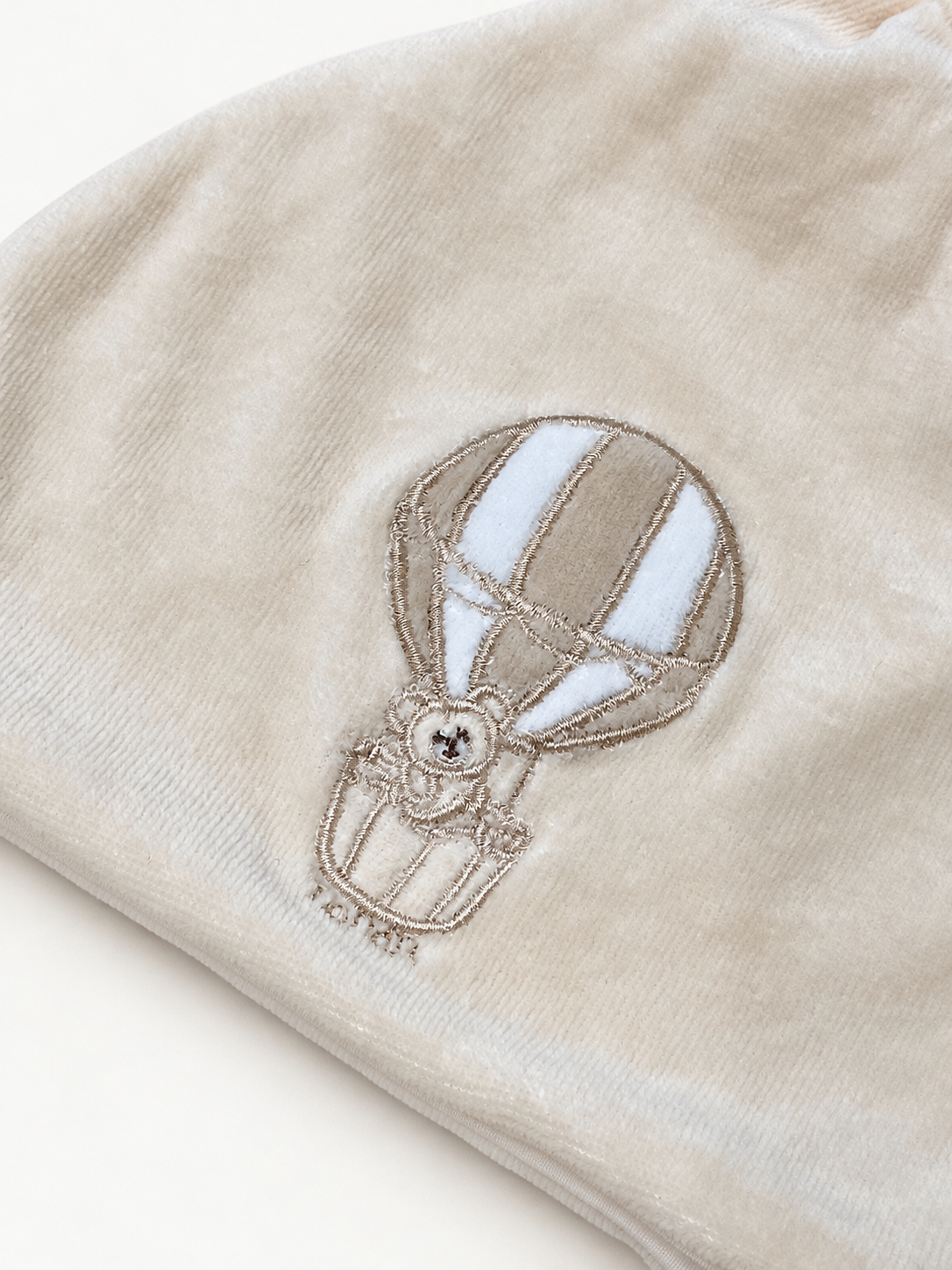 Cappello Nanan - dettaglio 2 su sfondo bianco caldo