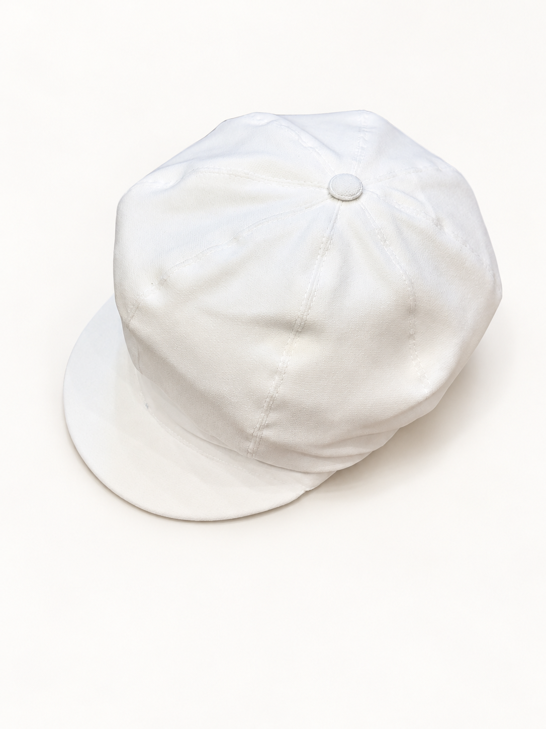 Cappello su sfondo bianco caldo naturale