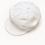 Cappello su sfondo bianco caldo naturale