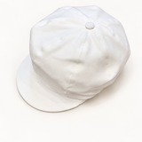 Cappello su sfondo bianco caldo naturale