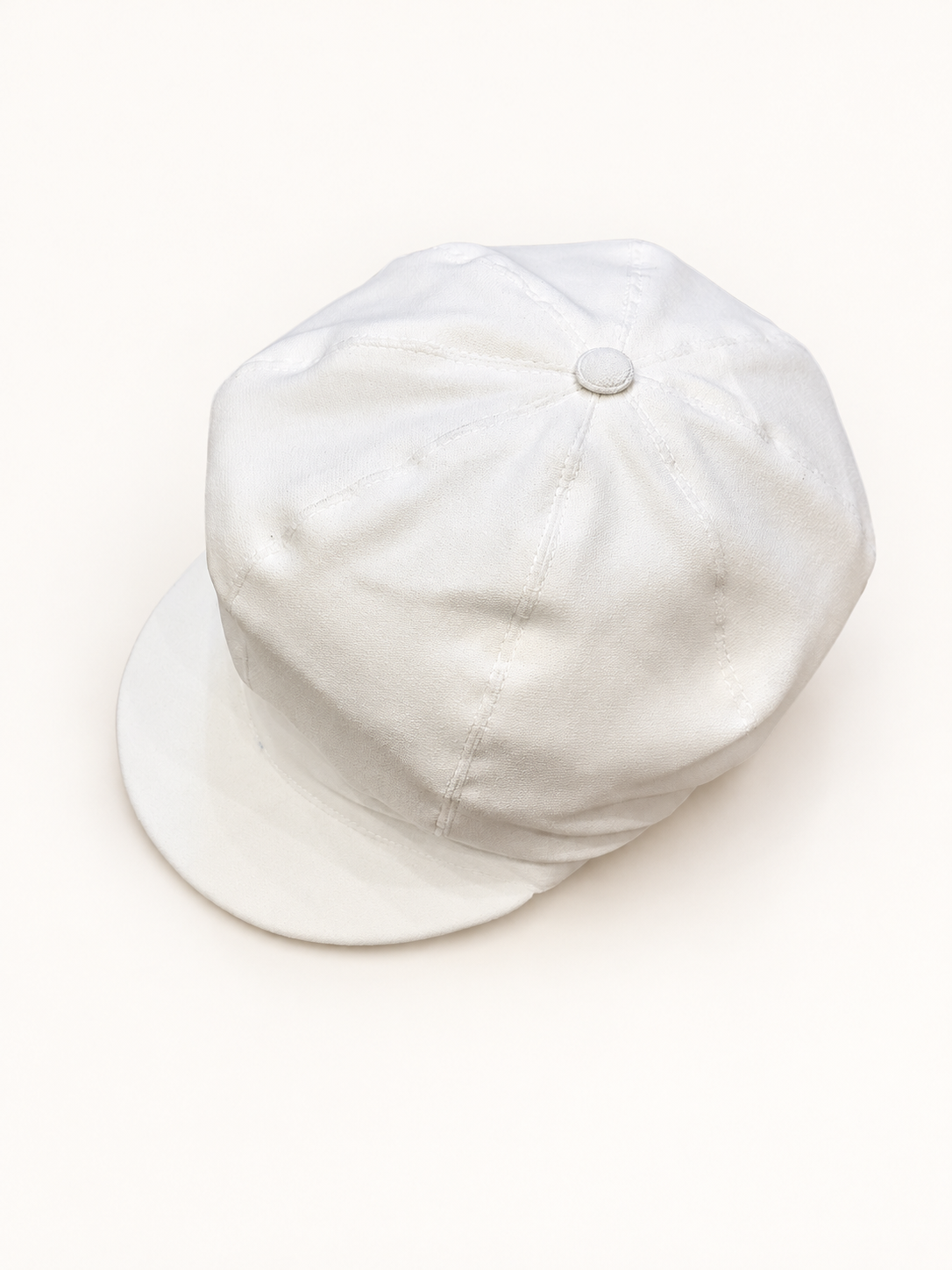 Cappello - dettaglio su sfondo bianco caldo naturale